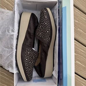 White Mountain Slip-on Shoe. Blingy Front make these shoes stand out. Size 10M